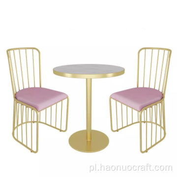 metalowe stoliki kawowe i krzesła